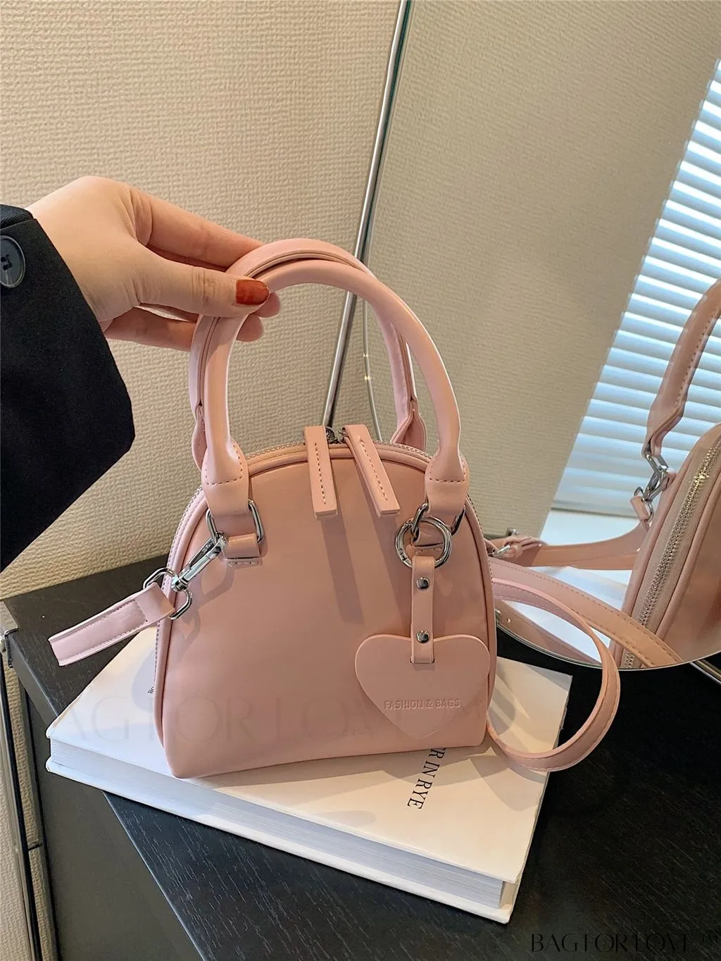 BagForLove - Compact & Stylish Metallic Shell Handbag - Perfect for Any Occasion!
