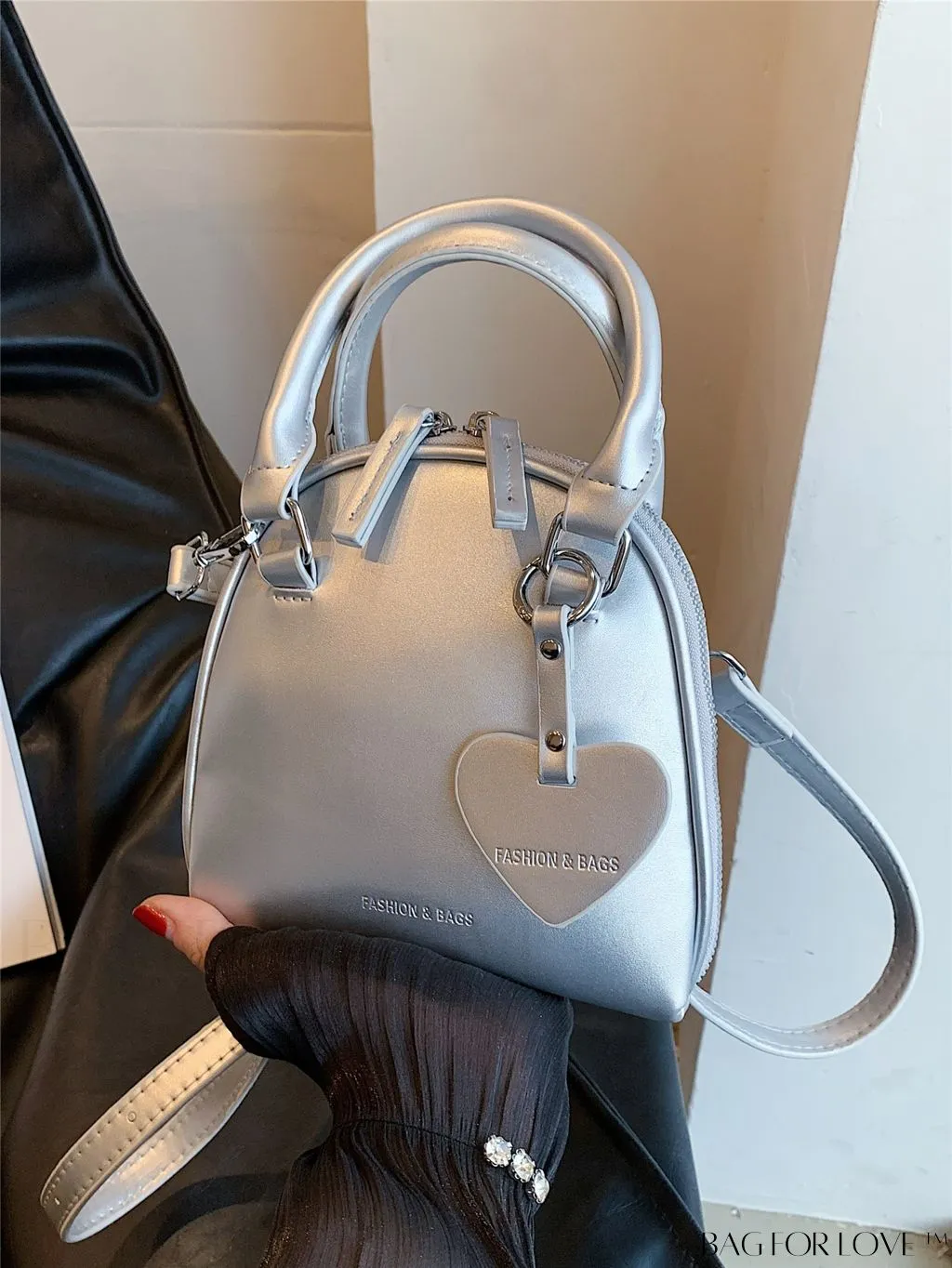 BagForLove - Compact & Stylish Metallic Shell Handbag - Perfect for Any Occasion!