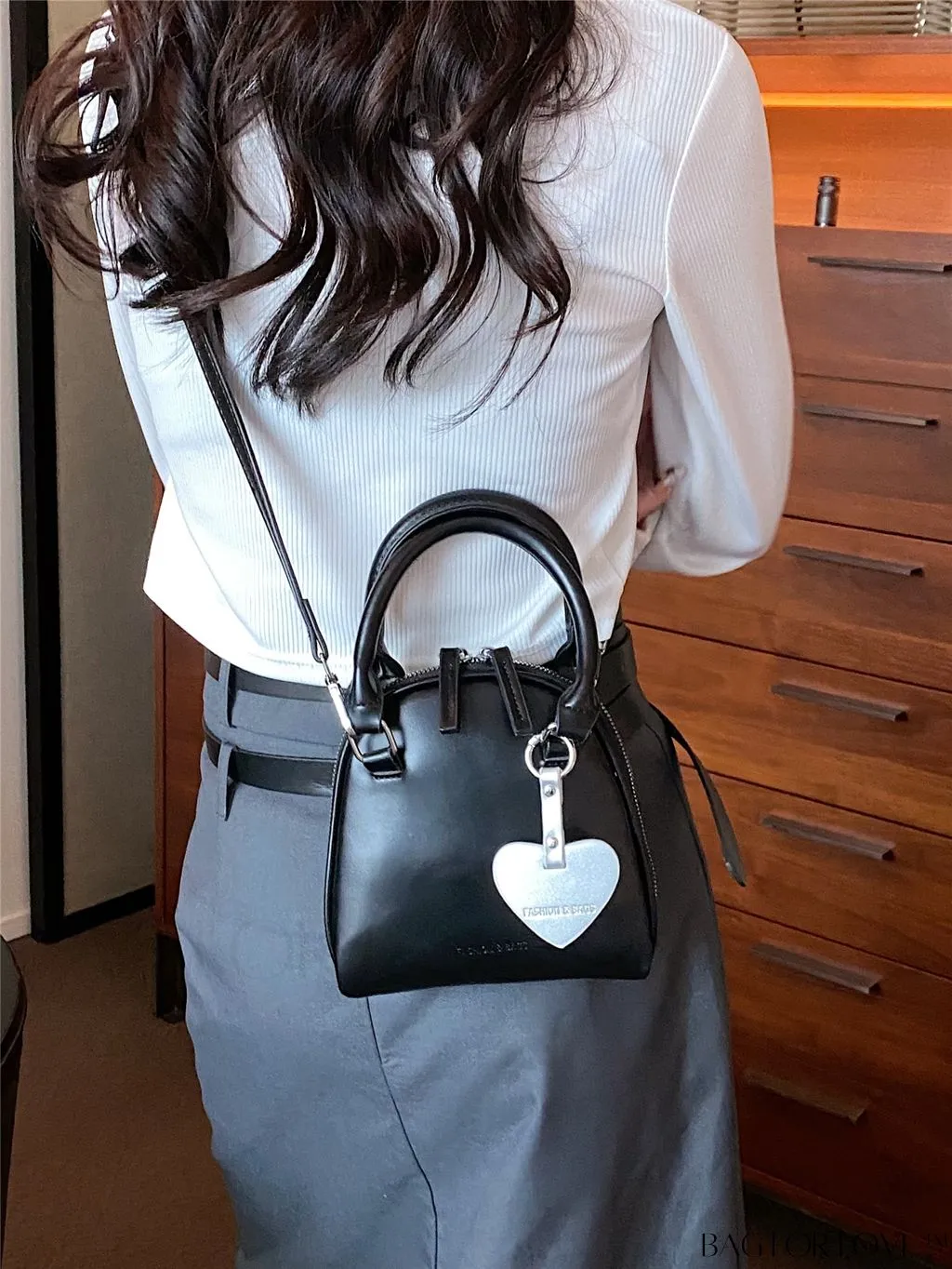 BagForLove - Compact & Stylish Metallic Shell Handbag - Perfect for Any Occasion!