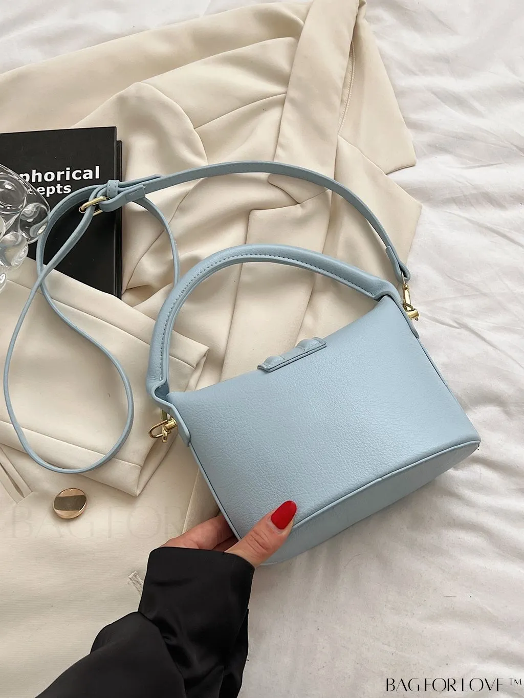 BagForLove - Stylish Flip-Top Handbag: Adjustable Shoulder Strap for Maximum Versatility
