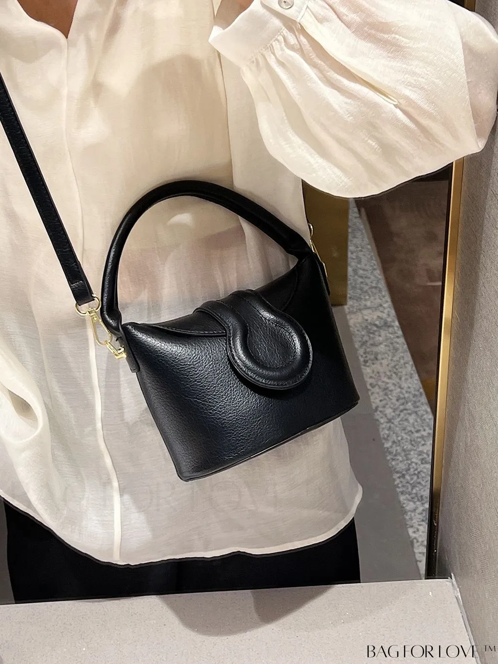 BagForLove - Stylish Flip-Top Handbag: Adjustable Shoulder Strap for Maximum Versatility