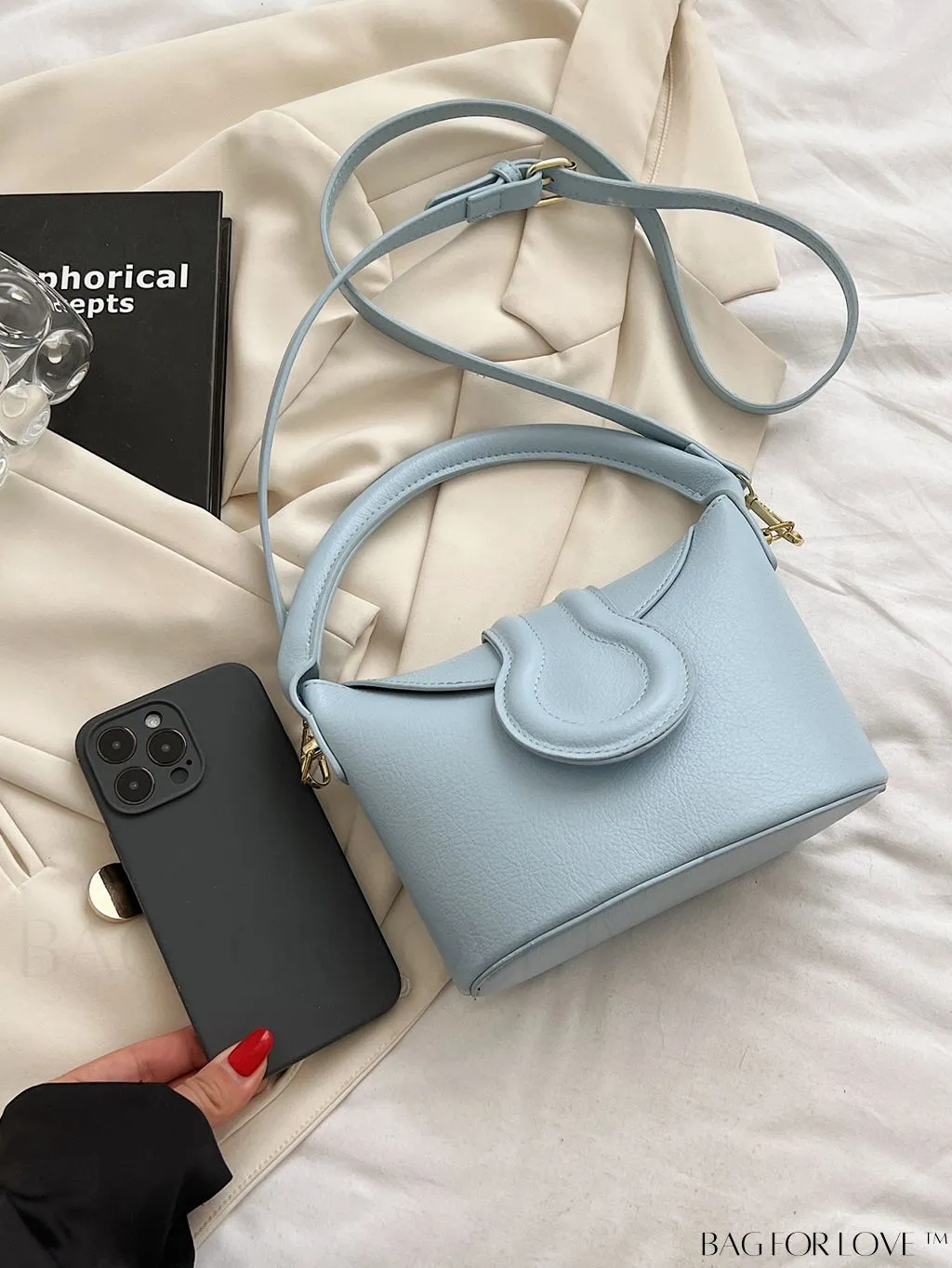 BagForLove - Stylish Flip-Top Handbag: Adjustable Shoulder Strap for Maximum Versatility