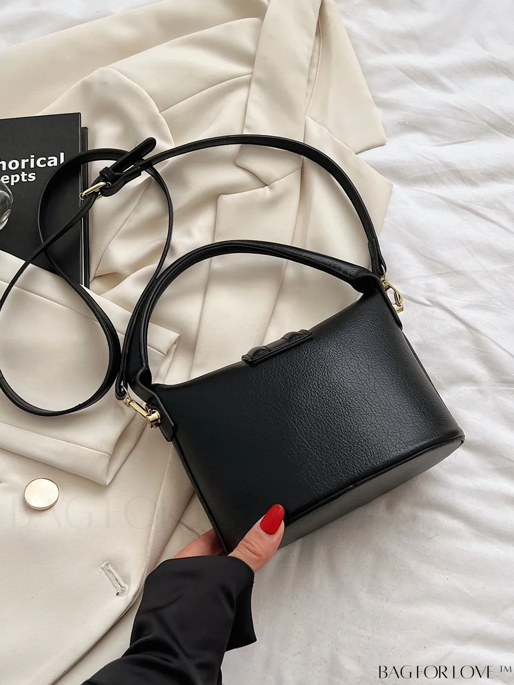 BagForLove - Stylish Flip-Top Handbag: Adjustable Shoulder Strap for Maximum Versatility