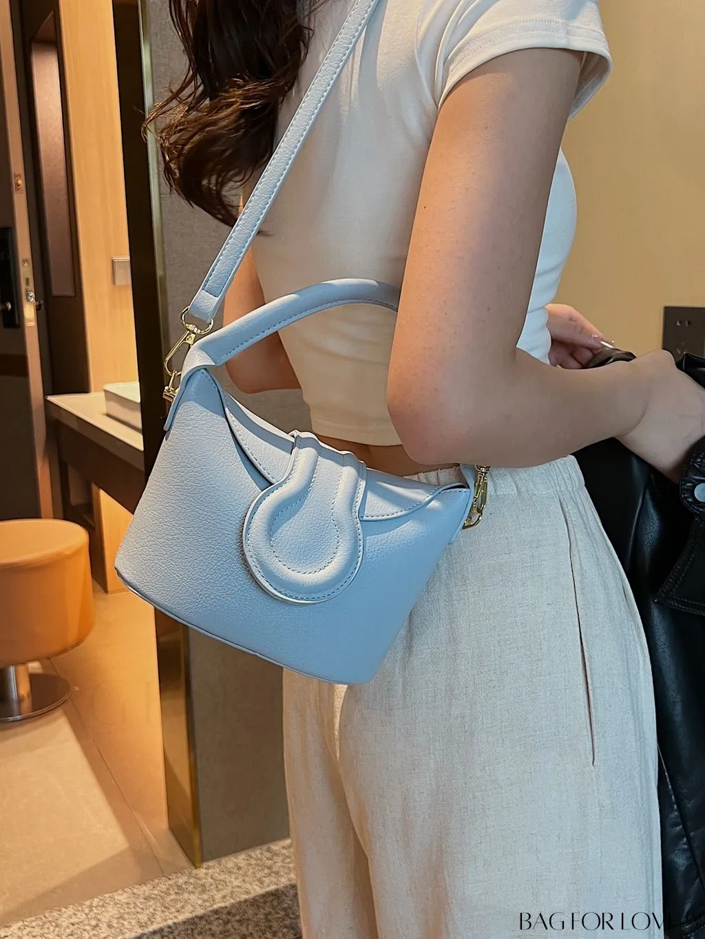 BagForLove - Stylish Flip-Top Handbag: Adjustable Shoulder Strap for Maximum Versatility