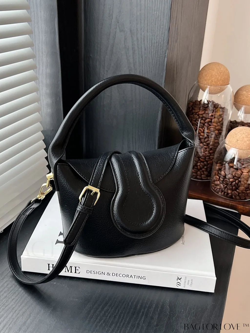 BagForLove - Stylish Flip-Top Handbag: Adjustable Shoulder Strap for Maximum Versatility