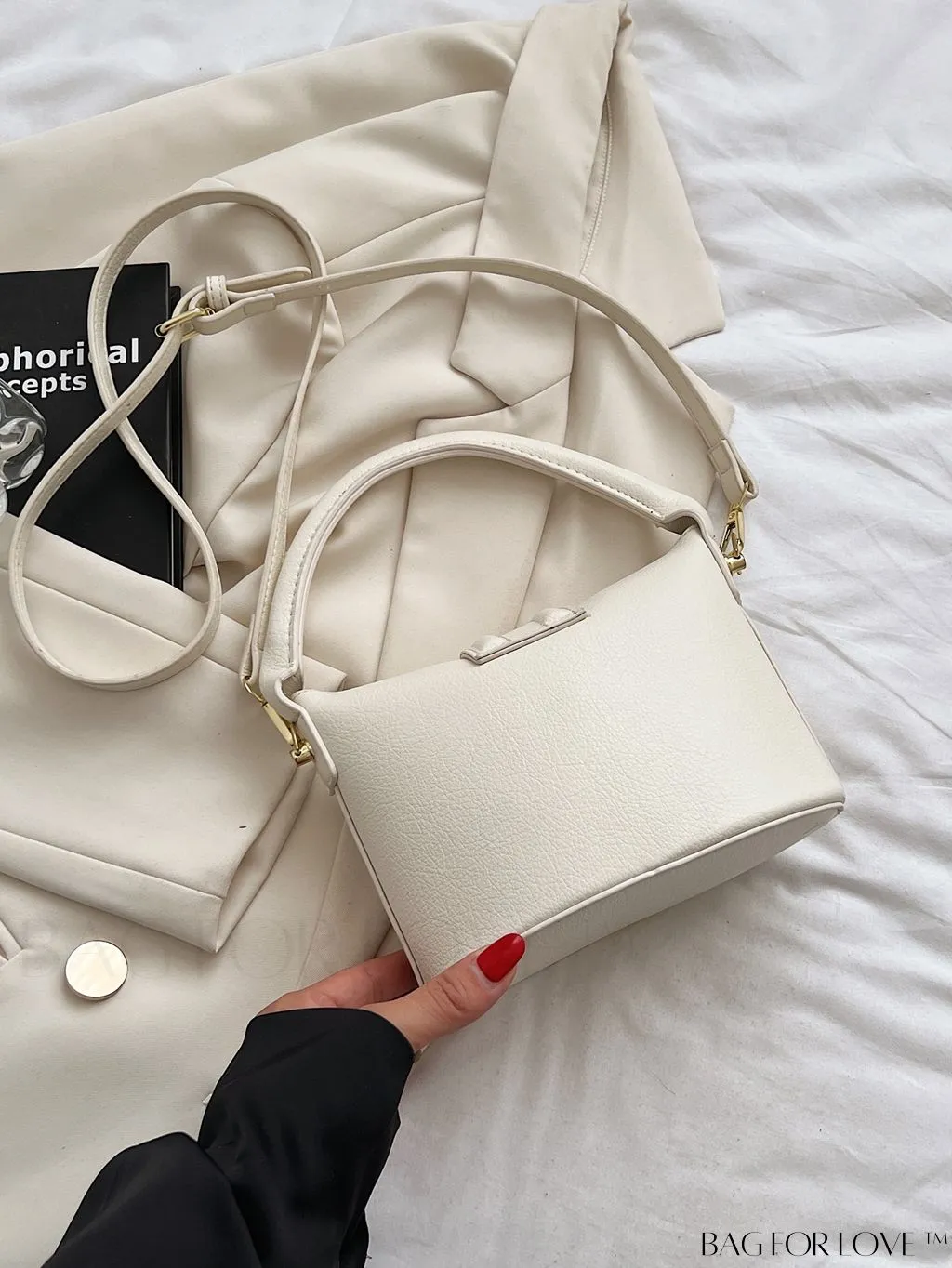 BagForLove - Stylish Flip-Top Handbag: Adjustable Shoulder Strap for Maximum Versatility