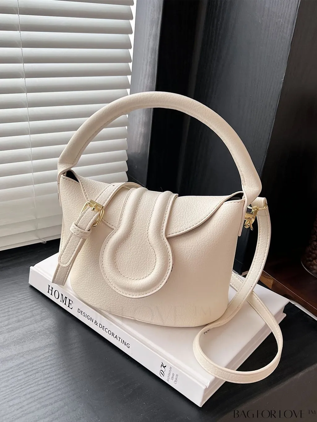 BagForLove - Stylish Flip-Top Handbag: Adjustable Shoulder Strap for Maximum Versatility