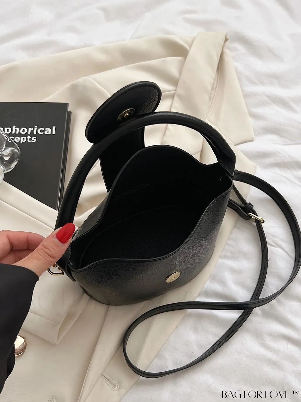 BagForLove - Stylish Flip-Top Handbag: Adjustable Shoulder Strap for Maximum Versatility