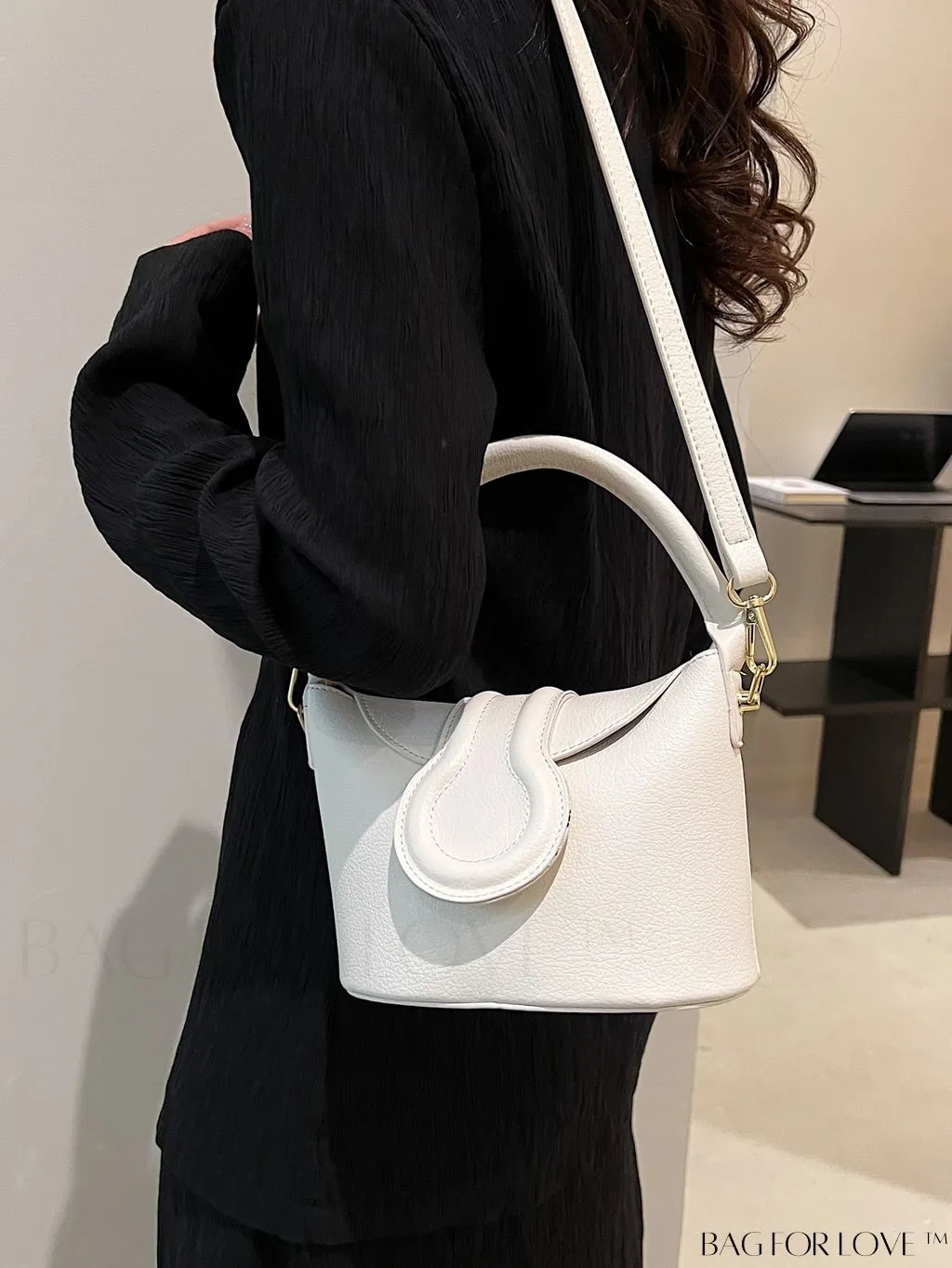 BagForLove - Stylish Flip-Top Handbag: Adjustable Shoulder Strap for Maximum Versatility