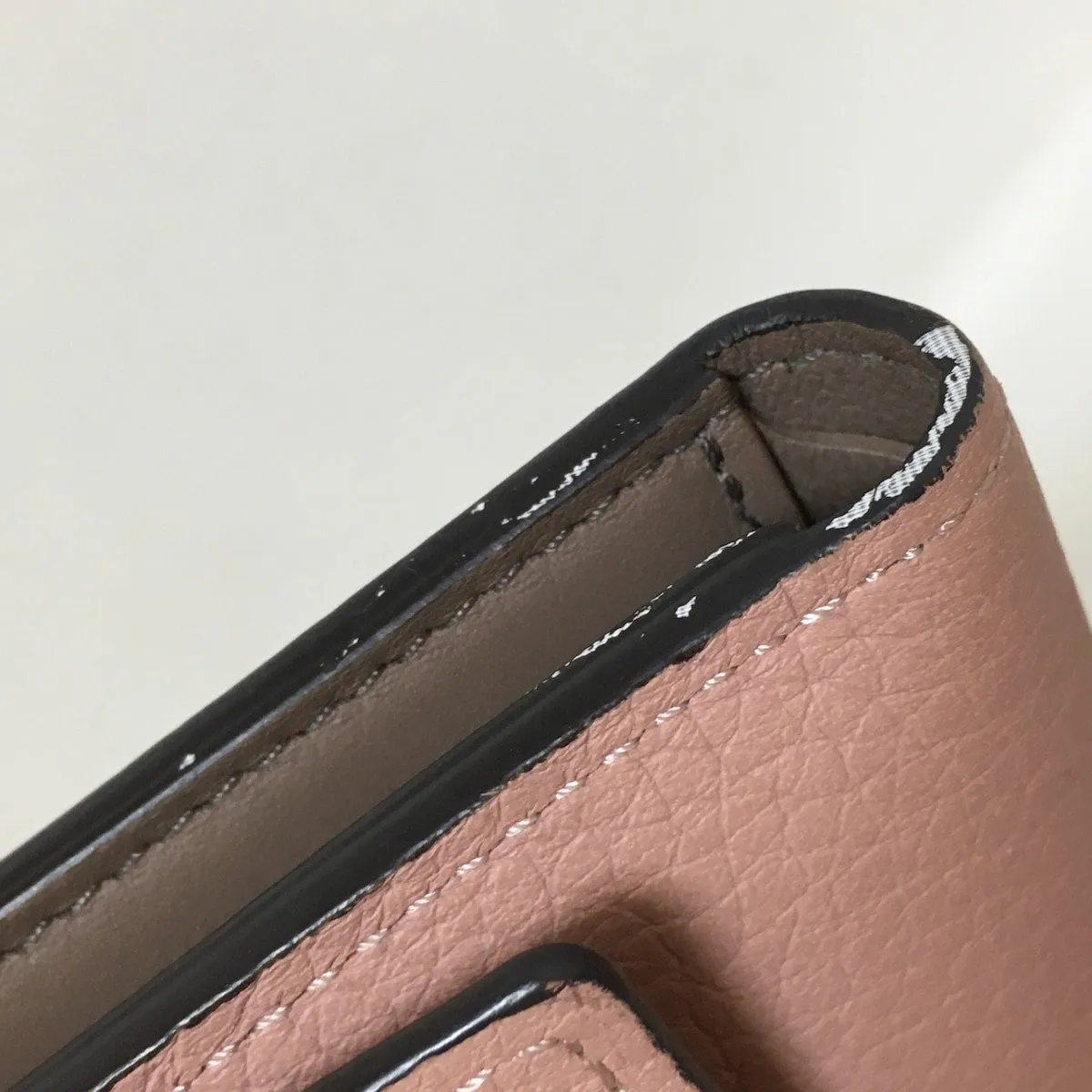 Louis Vuitton Capucines  Leather Wallet  ()
