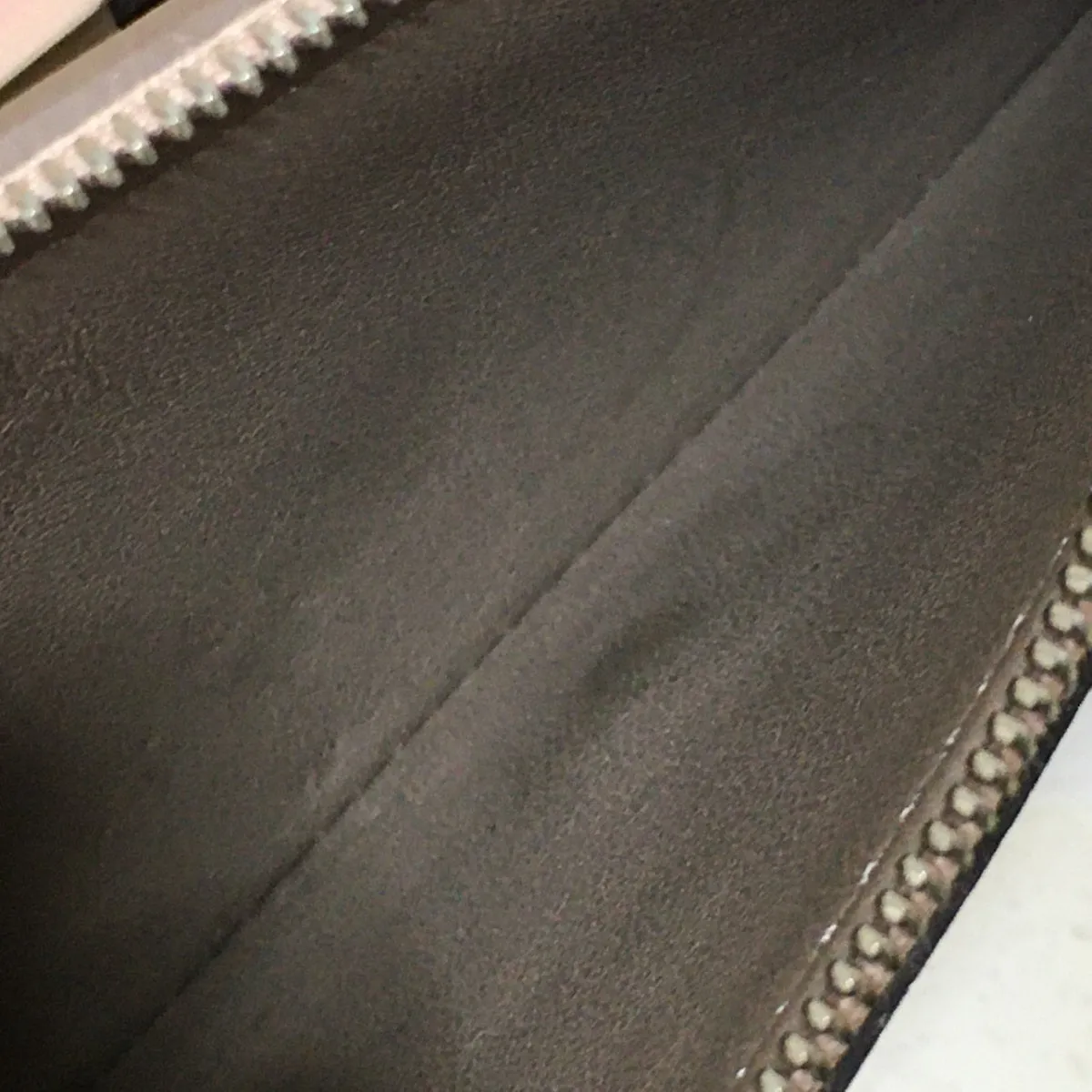 Louis Vuitton Capucines  Leather Wallet  ()