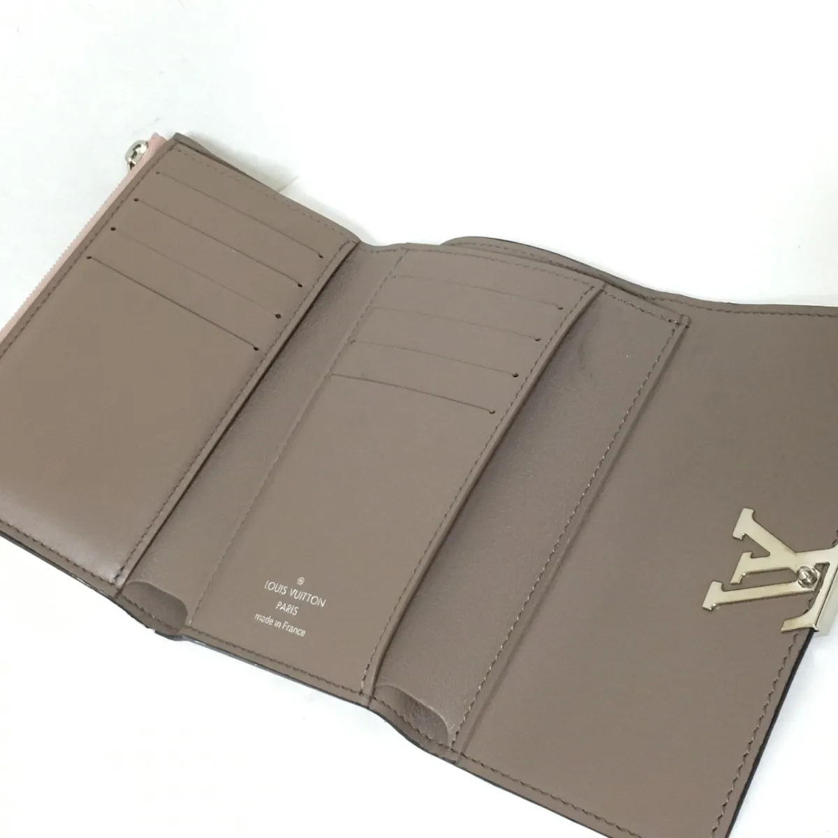 Louis Vuitton Capucines  Leather Wallet  ()
